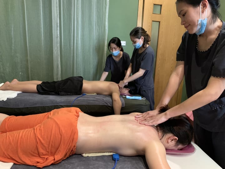 Nhân viên rất nỗ lực học tập công nghệ massage điện sinh học R4U