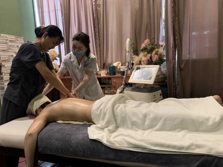 Chuyên gia từ Blue Sea đang hướng dẫn nhân viên tại Mạn massage bằng công nghệ R4U.