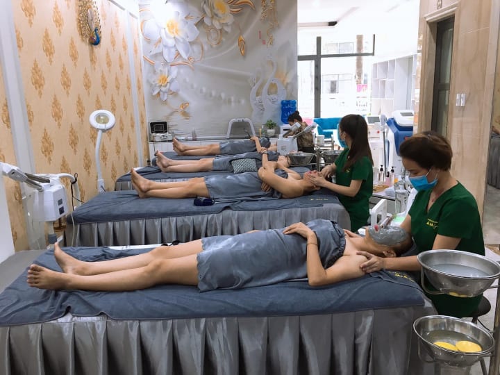 Các giường luôn kín khách là trạng thái thường ngày tại spa Mia Lyn.