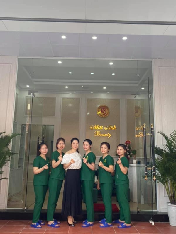 CEO Mai Anh cùng đội ngũ nhân viên tại cơ sở 2.